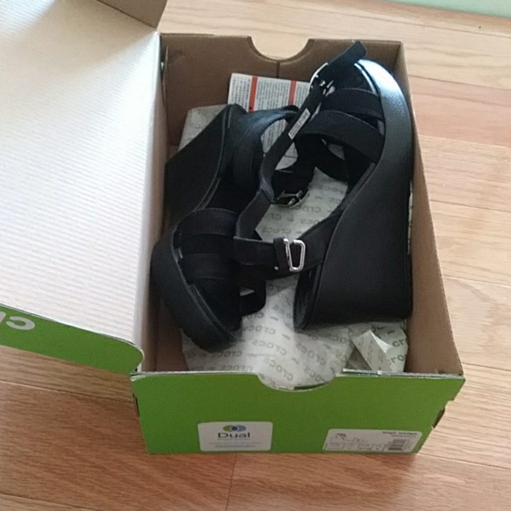 Crocs duel comfort leigh wedge 7